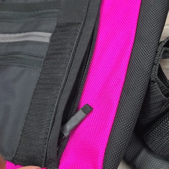 Timbuk2 Classic Messenger Bag - Raspberry Pink & Black - Waterproof Tech Carry - Picture 14 of 16